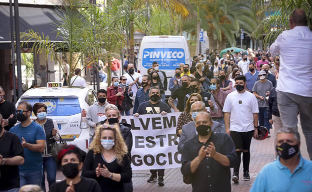 Comerciantes y hosteleros de Motril se echan a la calle para «salvar» sus negocios