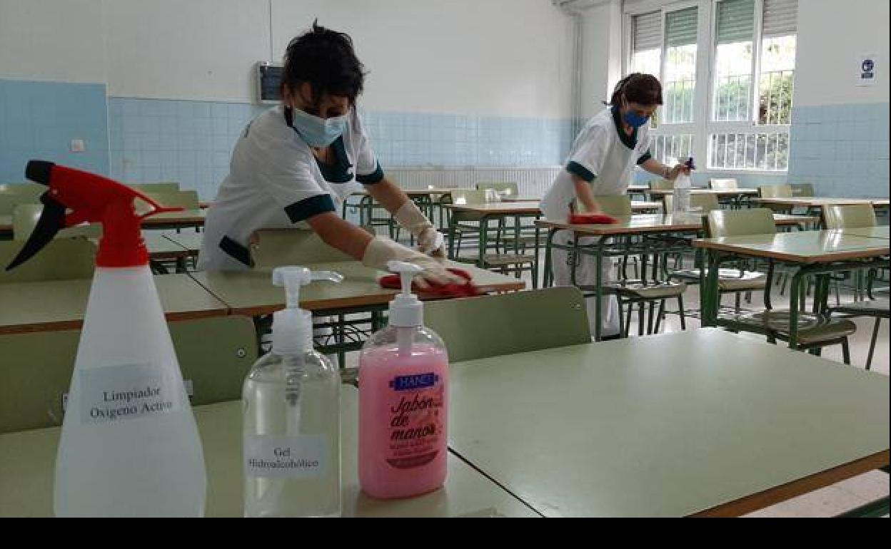 Limpieza en un instituto de la capital jienense para preparar el inicio de curso. 