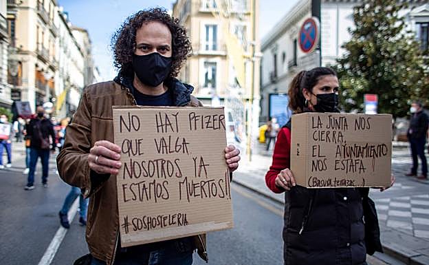 Imagen principal - Así protestaron algunos de los manifestantes.