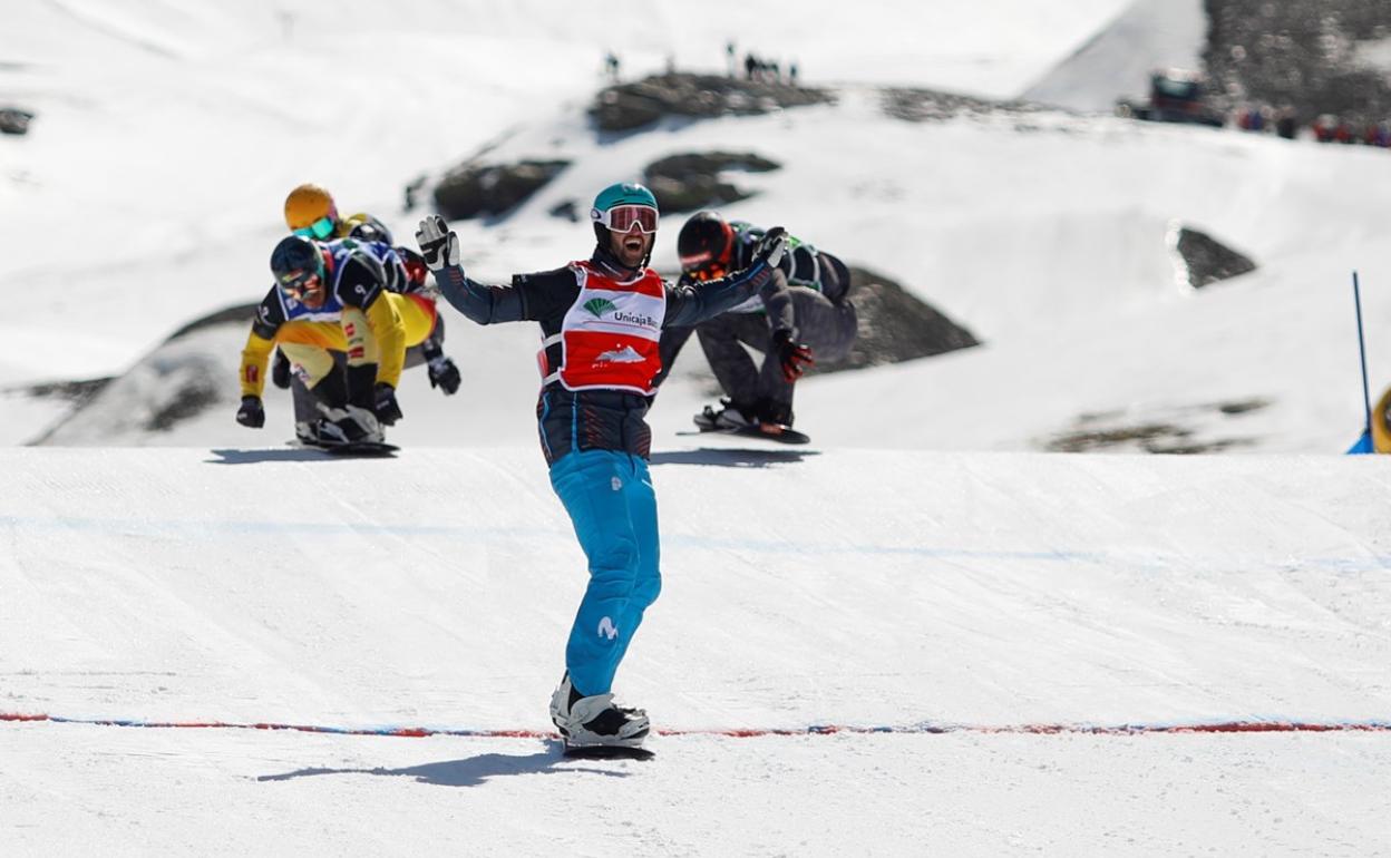 Lucas Eguibar celebra su triunfo en Sierra Nevada el pasado mes de marzo. 