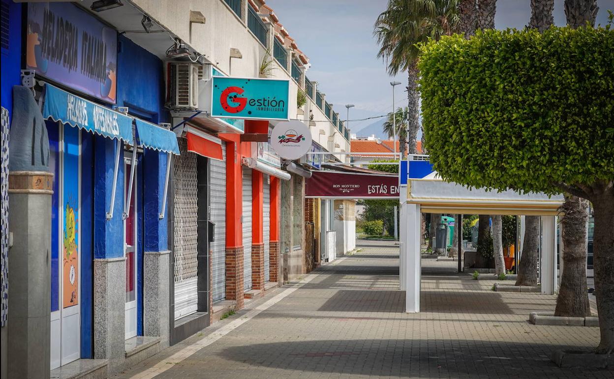 Comercios cerrados en Salobreña, durante la primera ola del virus.