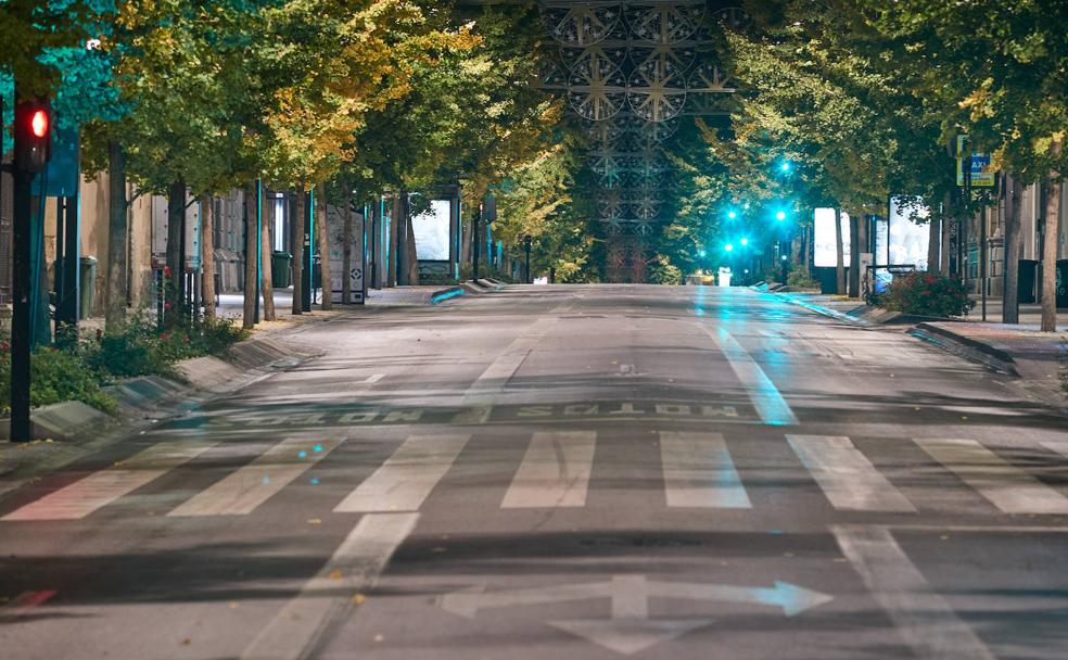Cuando desaparecen los camiones de basura y los taxis, la Gran Vía queda en silencio e iluminada por los semáforos.