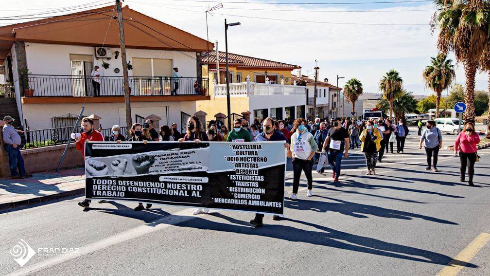 Hosteleros y comerciantes de Íllora durante la marcha que recorrió las pricipales calles de la localidad. 