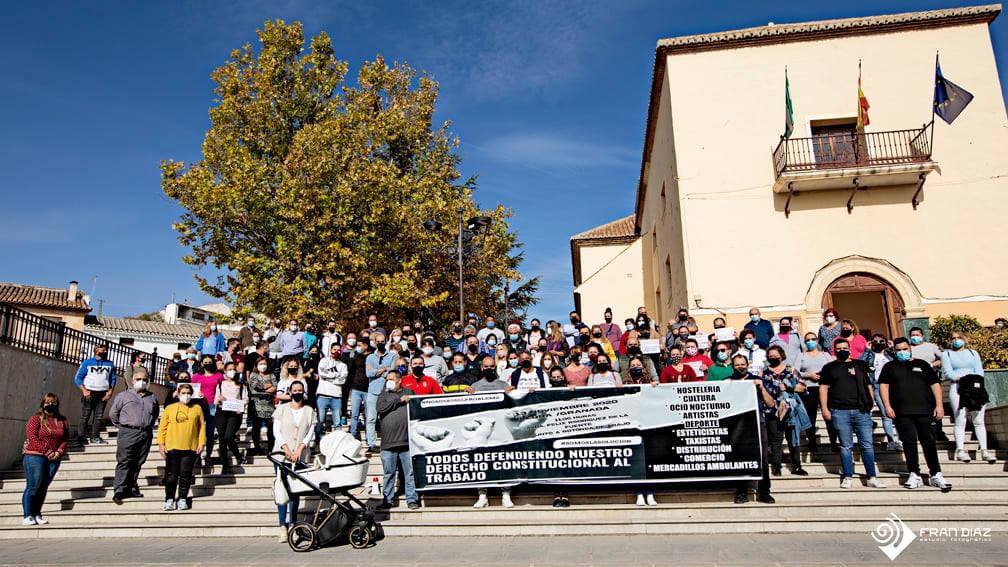 Hosteleros y comerciantes de Íllora durante la marcha que recorrió las pricipales calles de la localidad. 