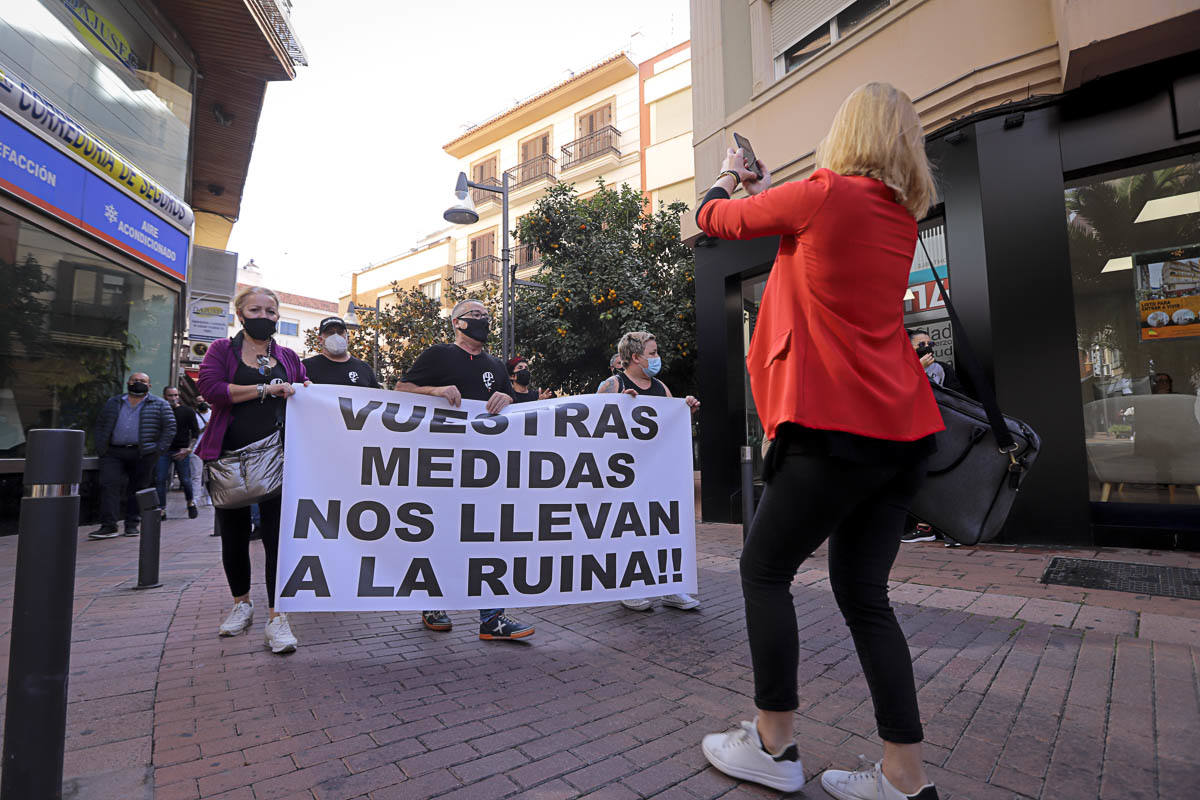 La manifestación ha avanzado desde la plaza de la Aurora hasta la puerta del Ayuntamiento donde han reclamado al Gobierno local que esté al lado desus vecinos