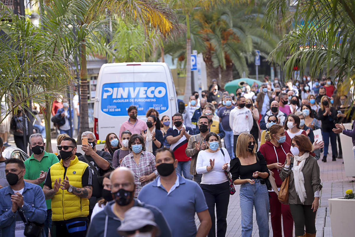 La manifestación ha avanzado desde la plaza de la Aurora hasta la puerta del Ayuntamiento donde han reclamado al Gobierno local que esté al lado desus vecinos