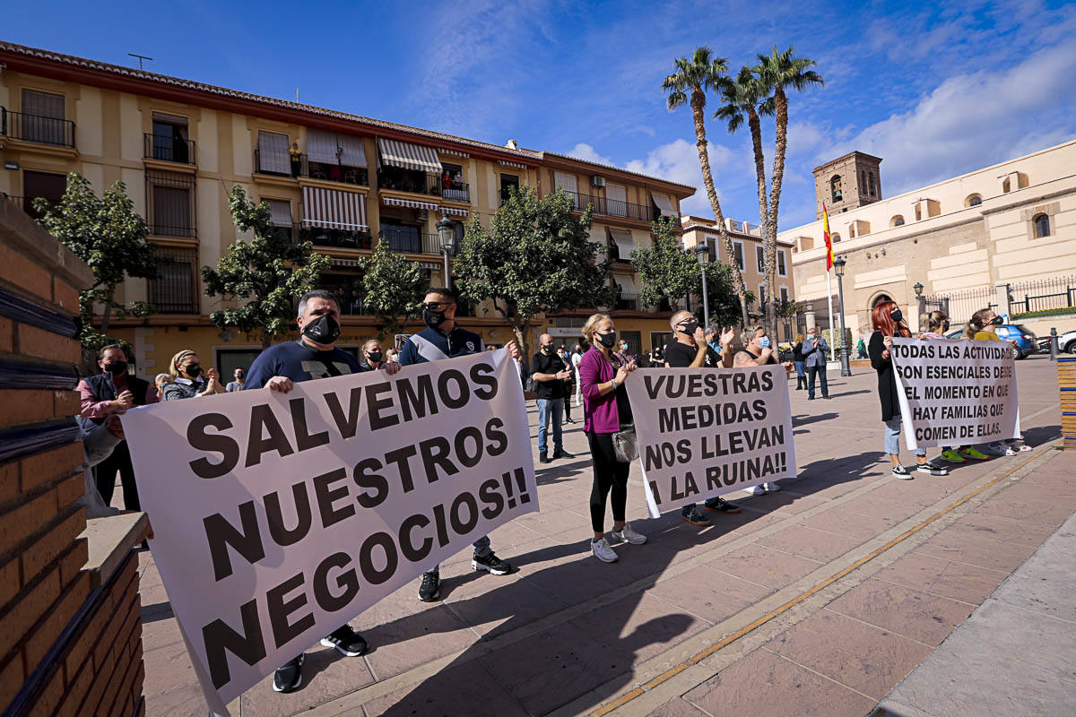 La manifestación ha avanzado desde la plaza de la Aurora hasta la puerta del Ayuntamiento donde han reclamado al Gobierno local que esté al lado desus vecinos