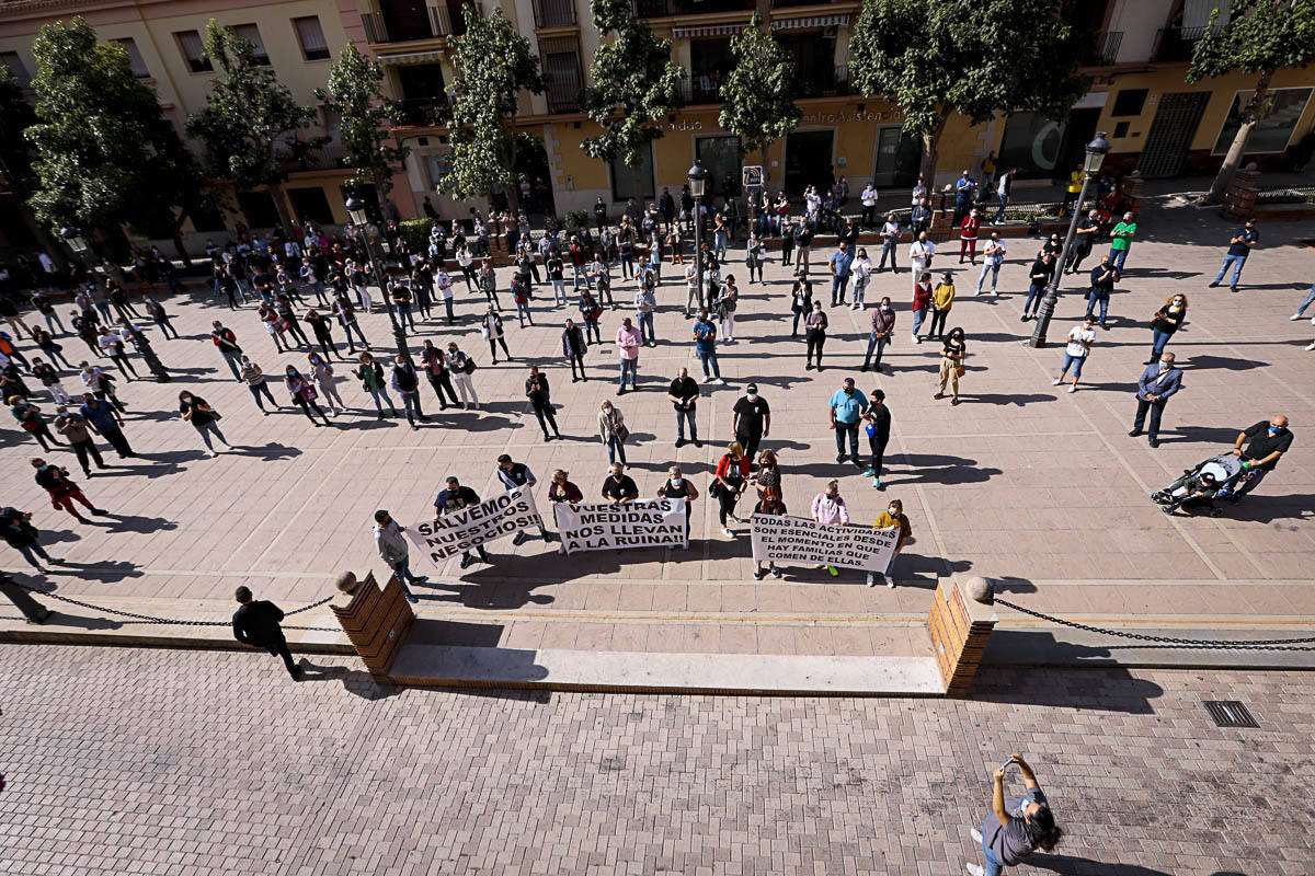 La manifestación ha avanzado desde la plaza de la Aurora hasta la puerta del Ayuntamiento donde han reclamado al Gobierno local que esté al lado desus vecinos