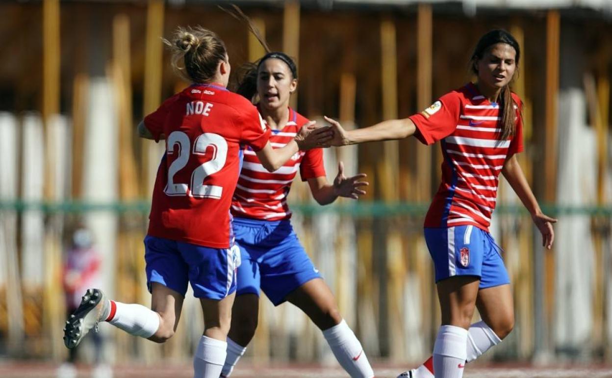 Las futbolistas del Granada celebran uno de sus goles al Málaga.