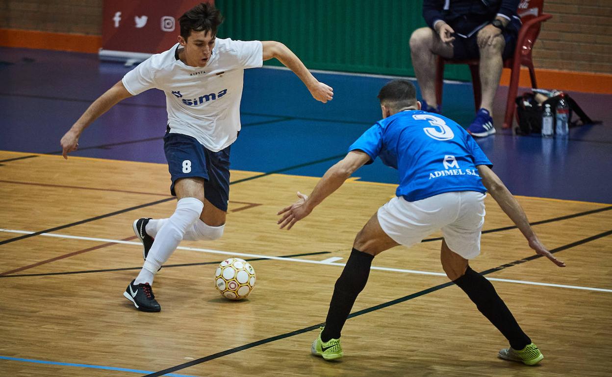 Un jugador del Sima trata de regatear al rival en el partido de Copa, del jueves. 