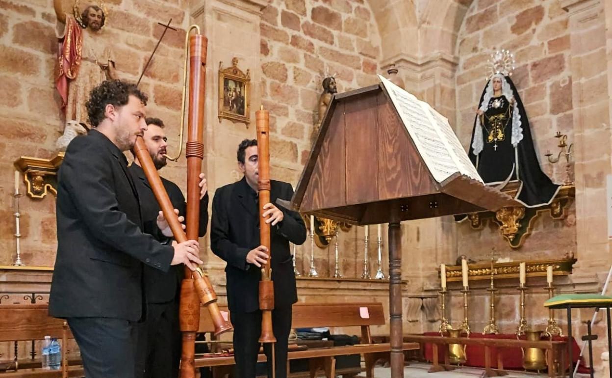 Interpretación dentro del templo.