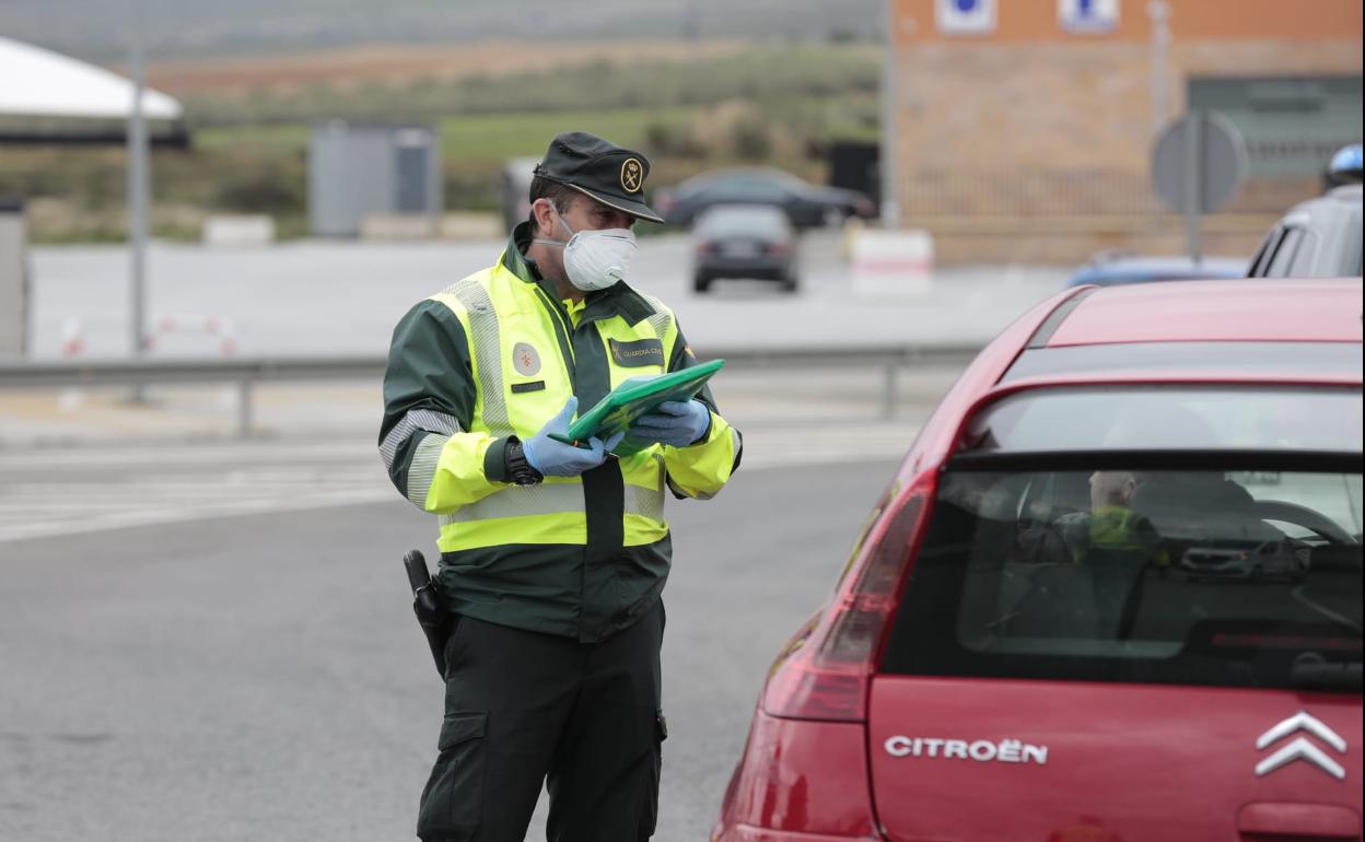 Multas de la DGT | La DGT podrá multar al conductor por tener el móvil aunque no lo esté usando