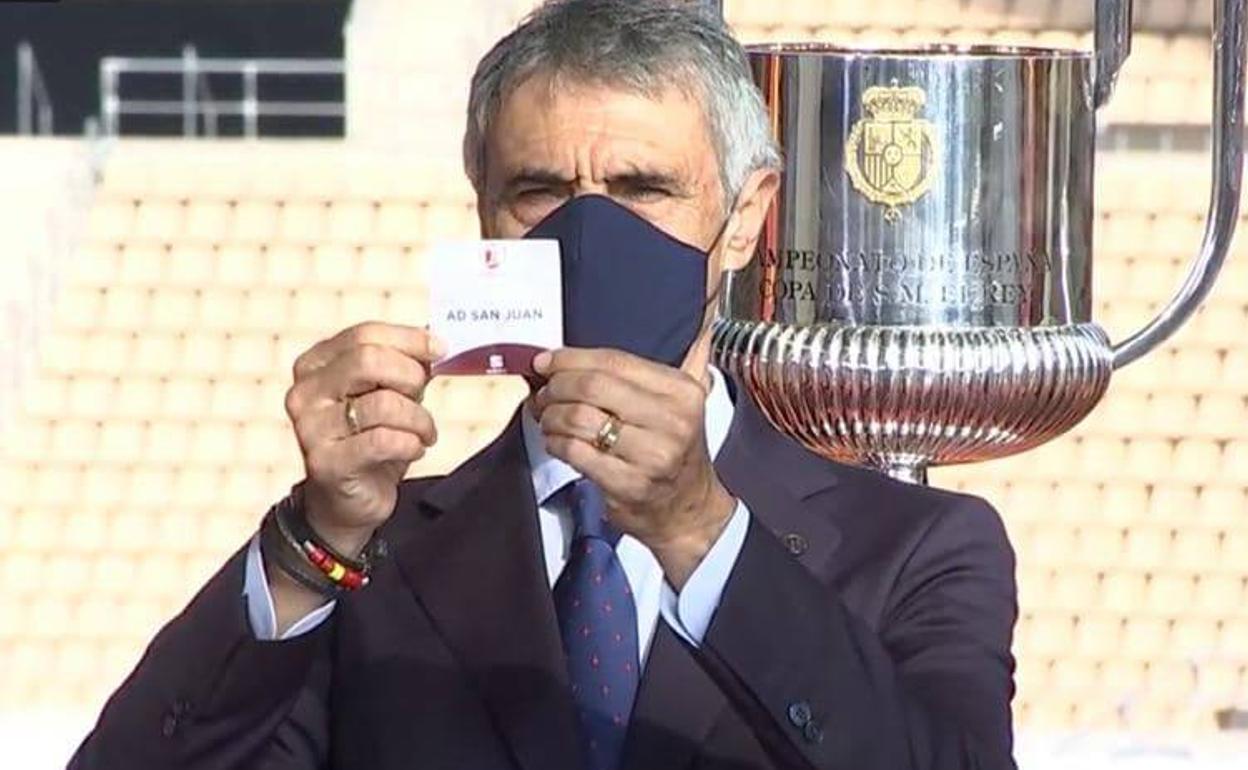 Momento en el que el exrojiblanco Antonio Álvarez sacaba la bola de la AD San Juan. 