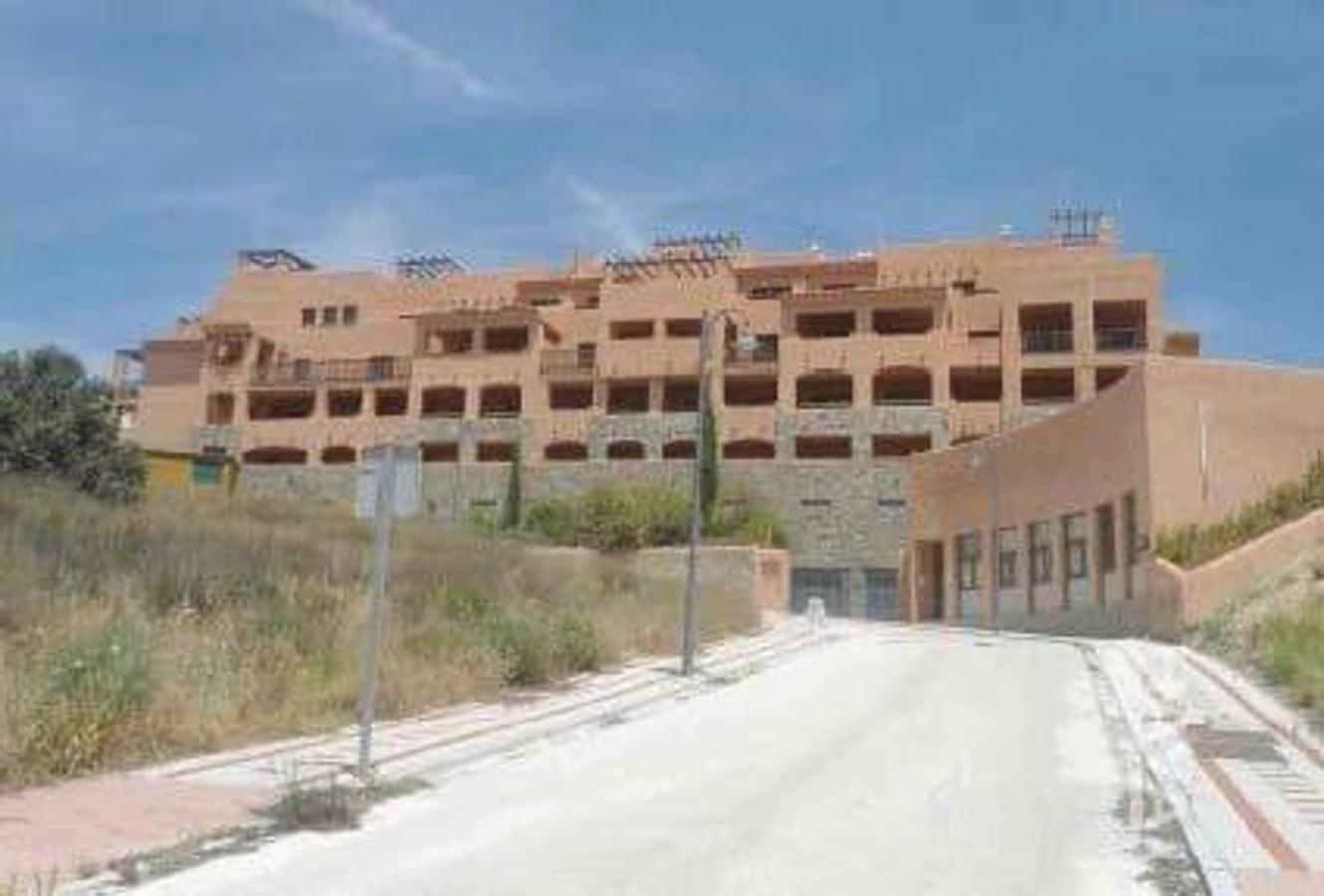 Pisos en Atarfe. Tres habitaciones. 999 metros cuadrados construidos. Precio: 140.000 euros.