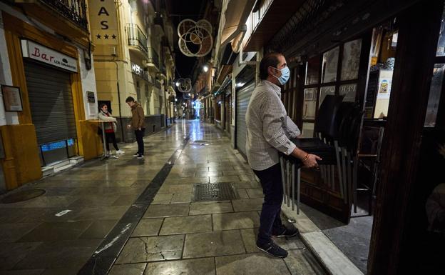 Andalucía dará un ayuda de 1.000 euros a 80.000 hosteleros, comerciantes, taxistas y feriantes afectados por el coronavirus