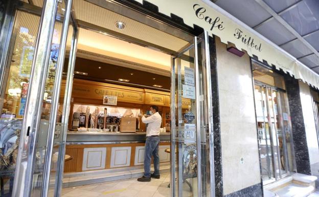 La Policía cierra el grifo del 'café para llevar' en Granada entre críticas de los hosteleros