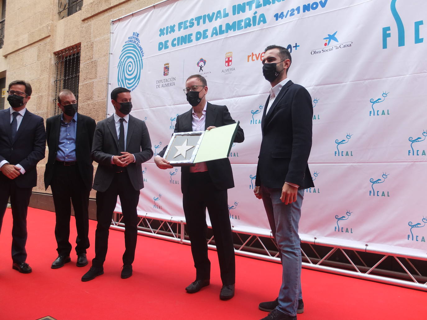 El director Manuel Martín Cuenca se ha convertido en el primer almeriense en contar con una estrella en el Paseo de la Fama de la capital en un acto que se ha celebrado este miércoles en el marco del Festival Internacional de Cine de Almería (Fical) 2020 .