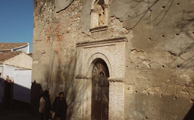 Imagen principal - Arriba, imagen que presentaba la ermita antes de las obras. Sobre estas líneas, en el interior se puede ver la puerta del siglo XI. Se han recuperado pinturas de los siglos XVIII y XIX.