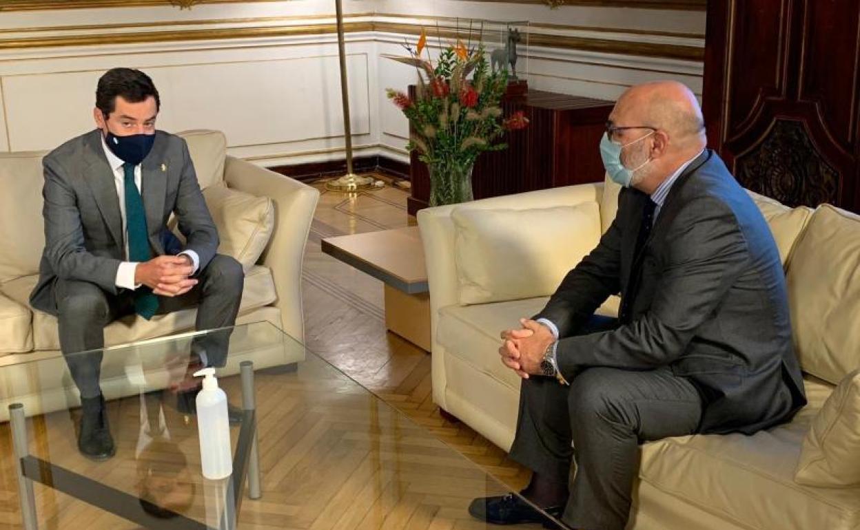 El presidente de la Junta de Andalucía, Juanma Moreno (i), junto al portavoz de Vox en el Parlamento, Alejandro Hernández, ayer en San Telmo.