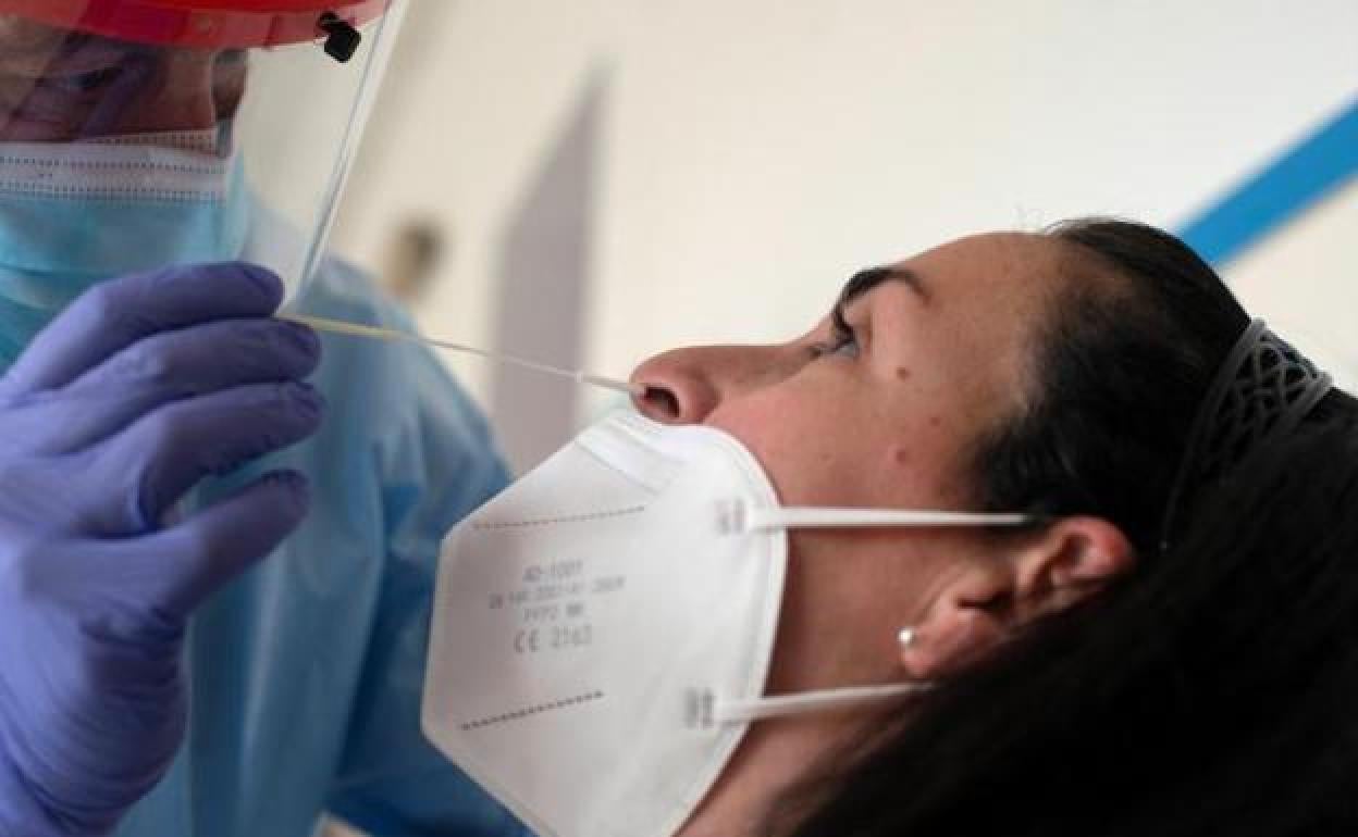 Una mujer se somete a una prueba PCR. 