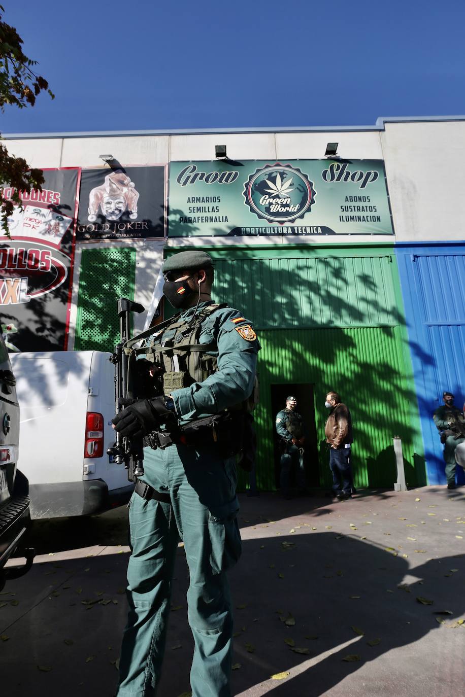 300 guardias civiles, 5.000 plantas, 13 detenidos, armas y coches de lujo