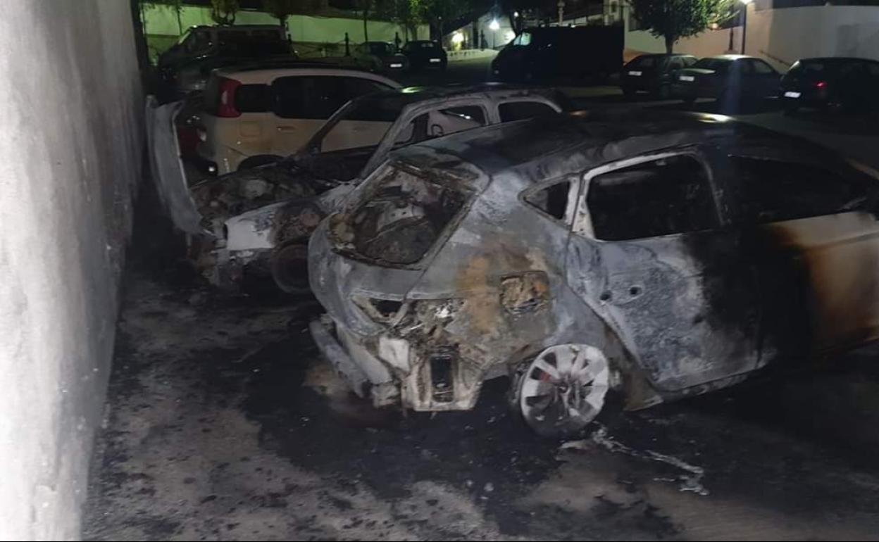 Así quedaron los coches quemados enLas Gabias la madrugada del martes.