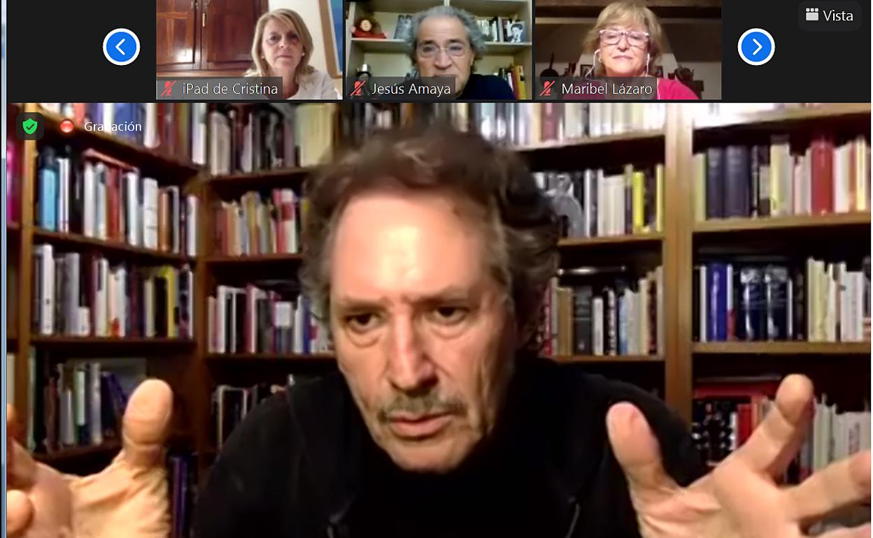 Miguel Ríos participó desde su biblioteca, en su casa de Madrid.