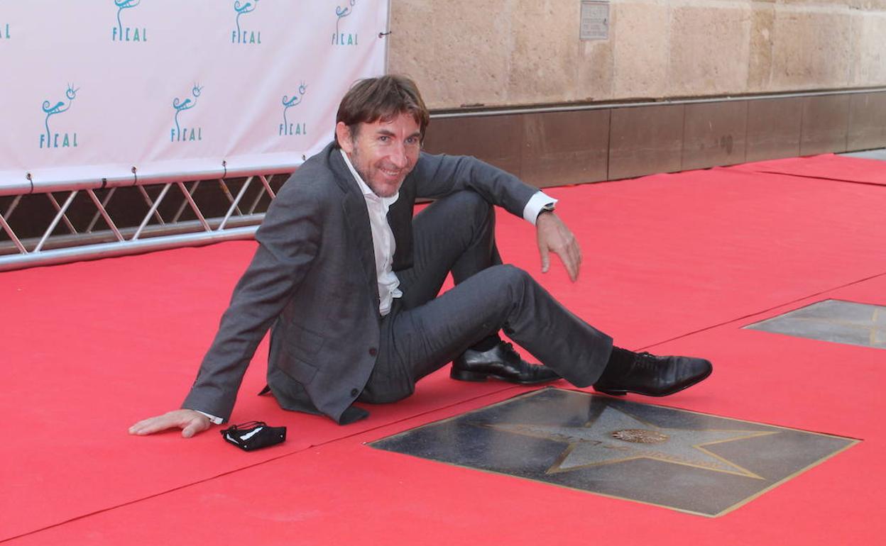 Antonio de la Torre posa junto a su recién descubierto lucero en el Paseo de la Fama de Almería. 