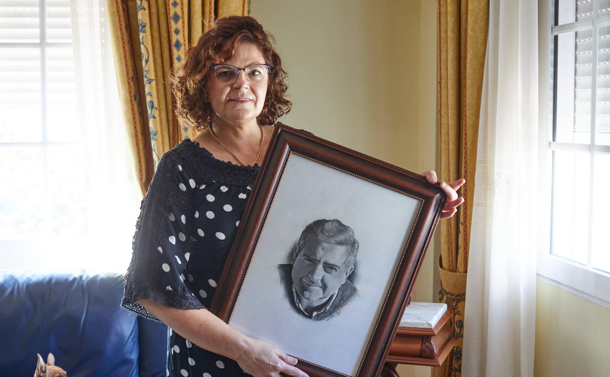 Belén muestra un retrato de José Manuel, reconocido a título póstumo por IDEAL.