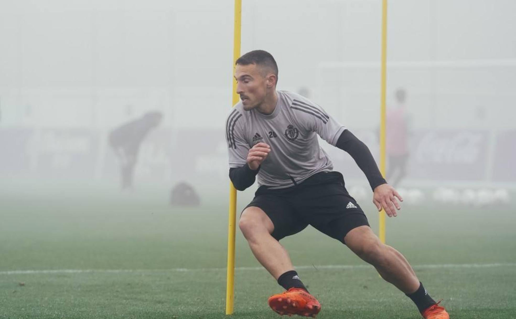 Fede San Emeterio, bajo la niebla en un entrenamiento de esta semana con el Valladolid.