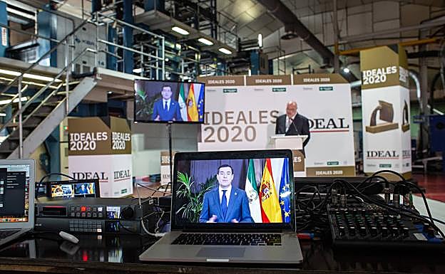 El presidente de la Junta, Juanma Moreno, durante su intervención. El director de IDEAL, Eduardo Peralta, al fondo. 