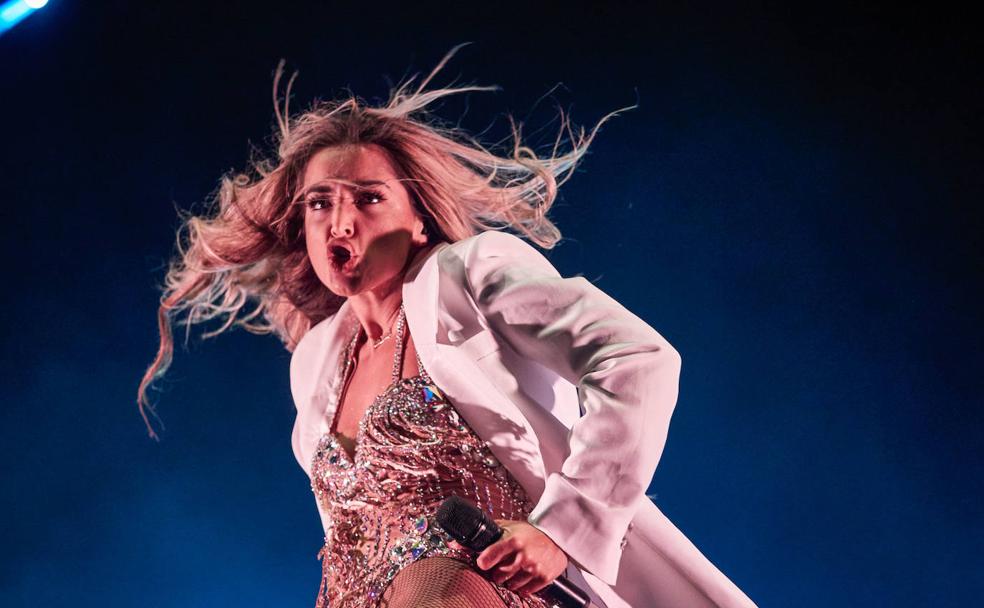 Es una de las grandes protagonistas del panorama de la música urbana del momento. El proyecto de Lola Índigo, alter ego de la granadina Miriam Doblas, le está granjeando un carrera sólida llena de éxitos