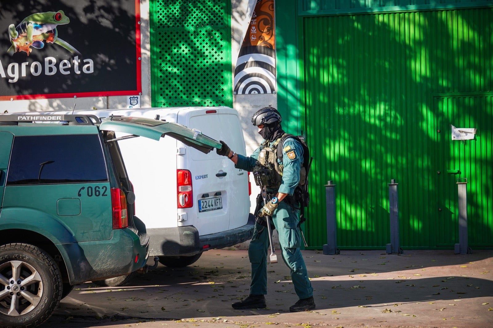 300 guardias civiles, 5.000 plantas, 13 detenidos, armas y coches de lujo