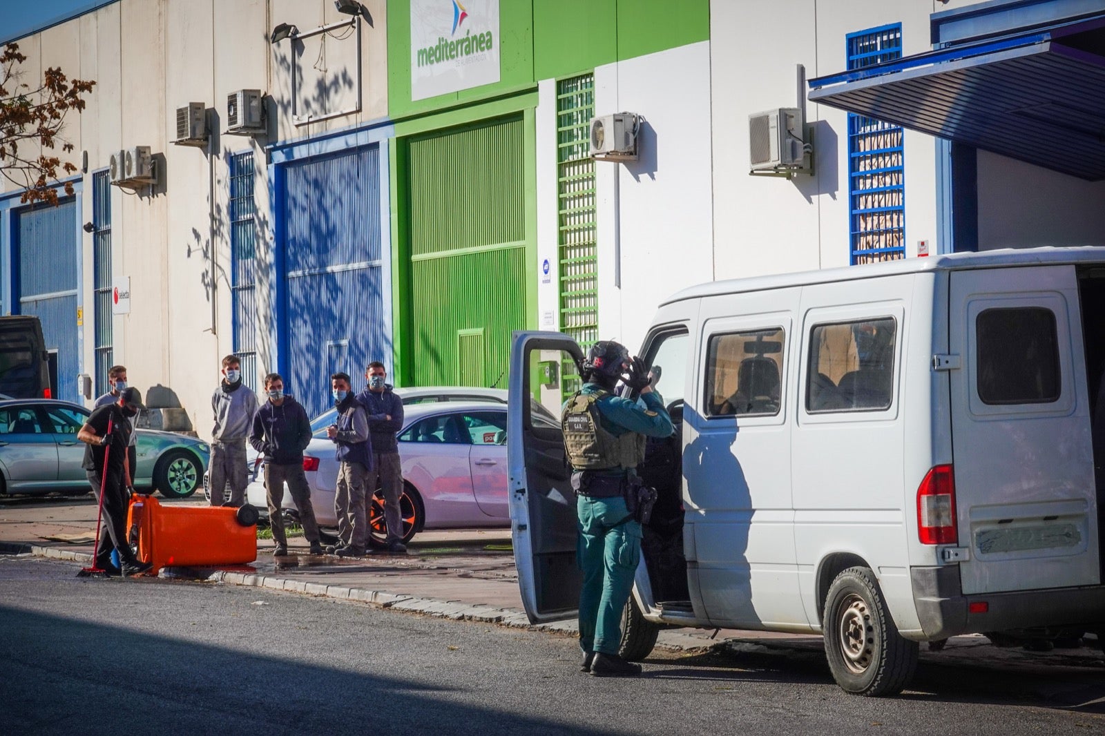 300 guardias civiles, 5.000 plantas, 13 detenidos, armas y coches de lujo