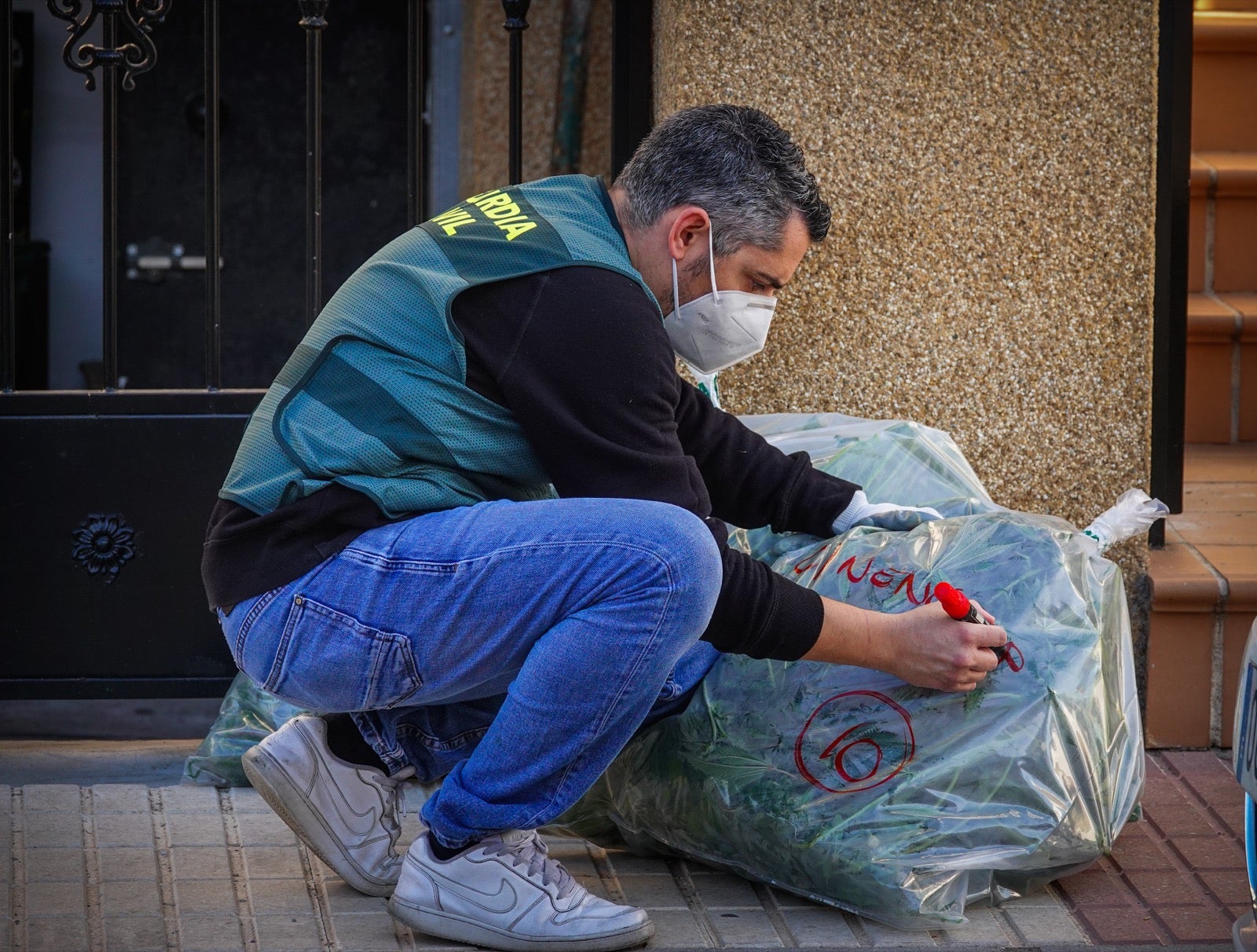 300 guardias civiles, 5.000 plantas, 13 detenidos, armas y coches de lujo