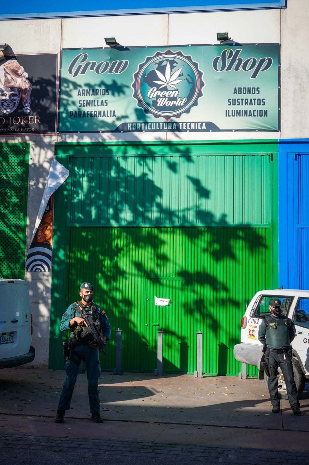 300 guardias civiles, 5.000 plantas, 13 detenidos, armas y coches de lujo