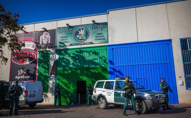 Componentes del Grupo de Acción Rápida, procedentes de su base en Logroño, aseguran la entrada al 'growshop' registrado ayer en Chauchina.