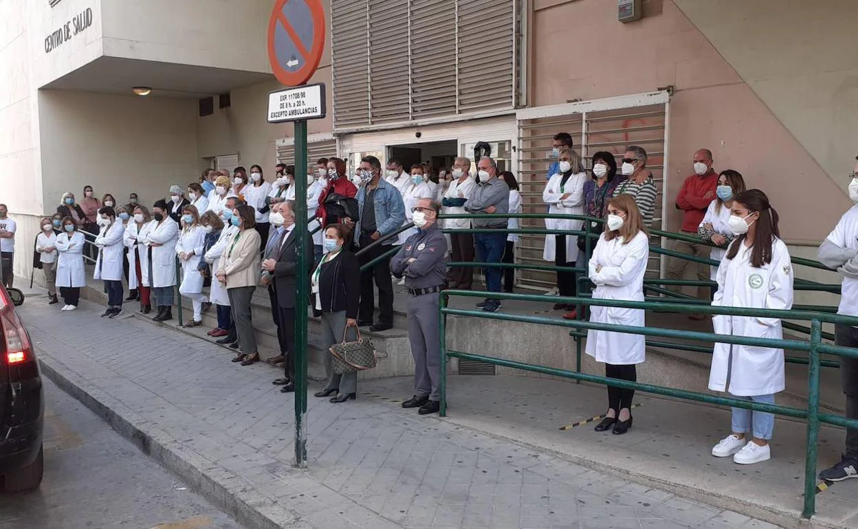 Un momento de la concentración en recuerdo de esta enfermera en el centro de salud del Zaidín que contó con la presencia del delegado de Salud, Indalecio Sánchez-Montesinos.