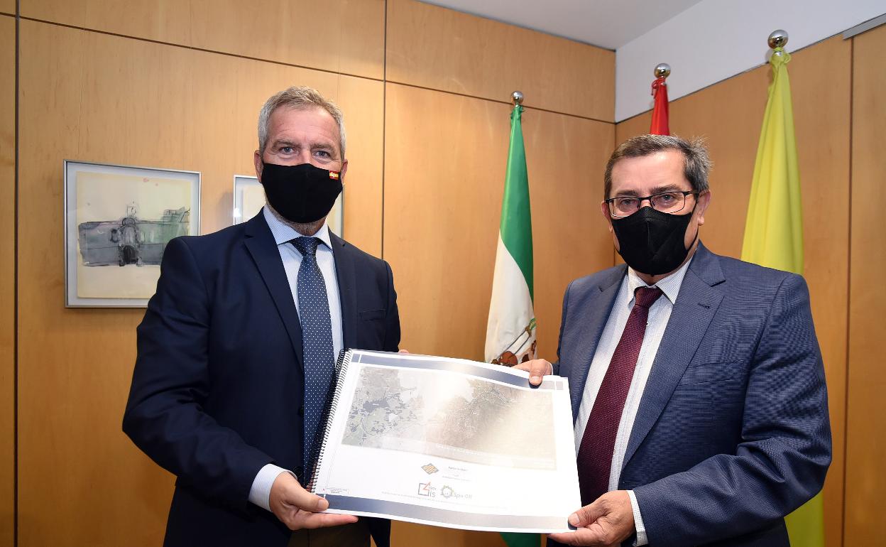 La Autoridad Portuaria presenta el proyecto de ferrocarril entre Granada y Motril en la Diputación