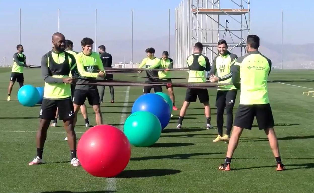 Los futbolistas del Granada, con Antonio Puertas entre ellos, durante el entrenamiento. 