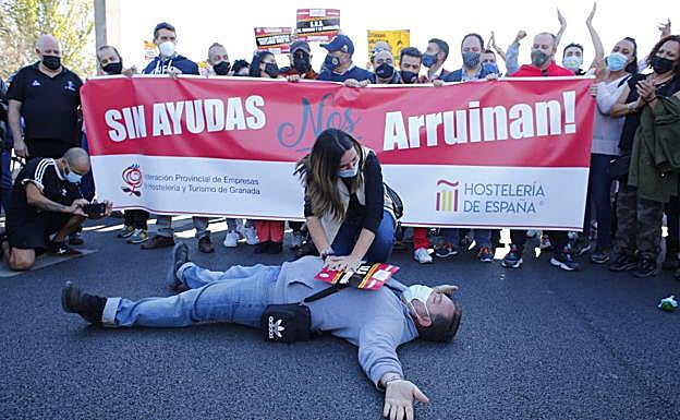 Cierre de Granada | Cortada la autovía por la irrupción de los hosteleros