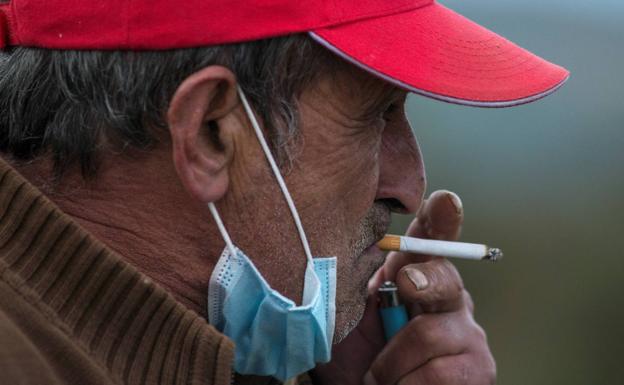 El error de las mascarillas que cometen cientos de personas y del que advierte Fernado Simón: «No vale»