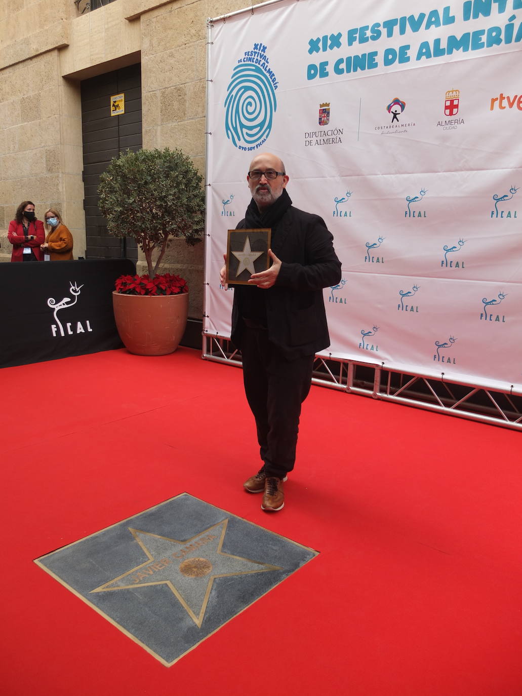El actor riojano Javier Cámara, uno de los más afamados del cine español, ha destapado este sábado su estrella en el Paseo de la Fama de Almería.