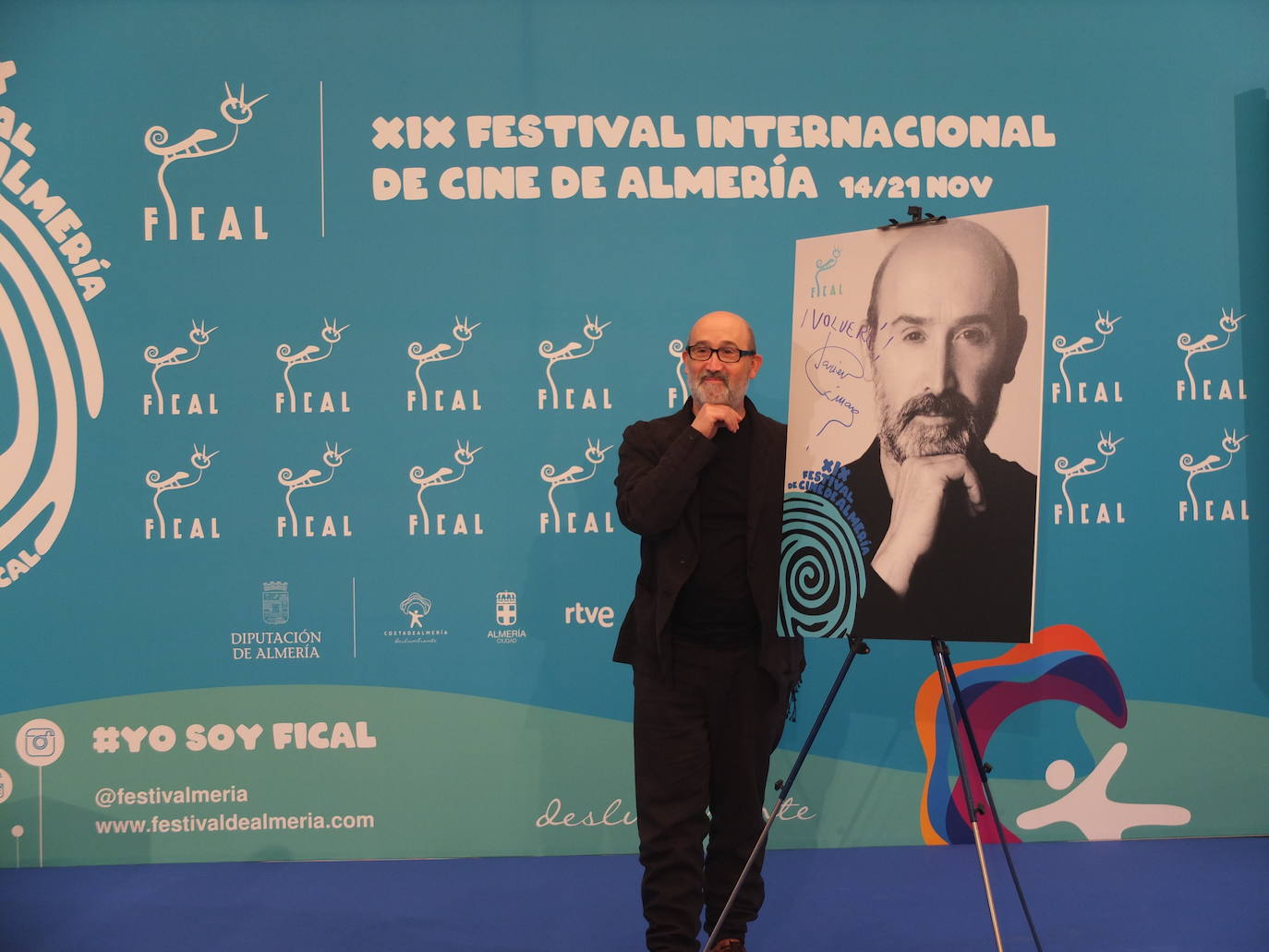El actor riojano Javier Cámara, uno de los más afamados del cine español, ha destapado este sábado su estrella en el Paseo de la Fama de Almería.
