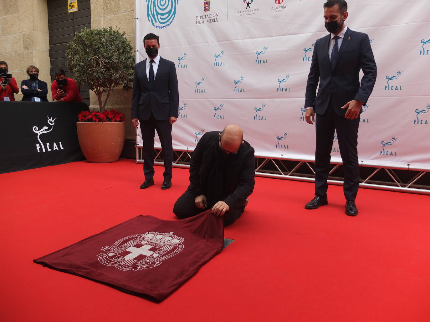 El actor riojano Javier Cámara, uno de los más afamados del cine español, ha destapado este sábado su estrella en el Paseo de la Fama de Almería.