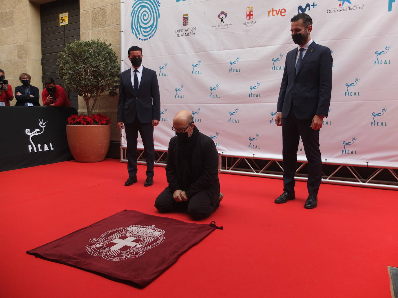 El actor riojano Javier Cámara, uno de los más afamados del cine español, ha destapado este sábado su estrella en el Paseo de la Fama de Almería.