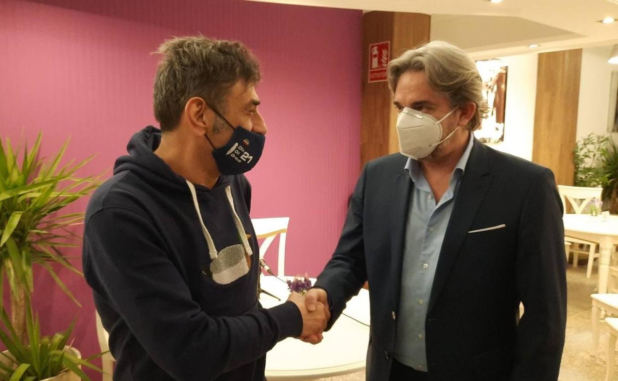 Massimiliano Di Bella saluda al presidente del Real Jaén tras su presentación este viernes como vicepresidente del club blanco. 