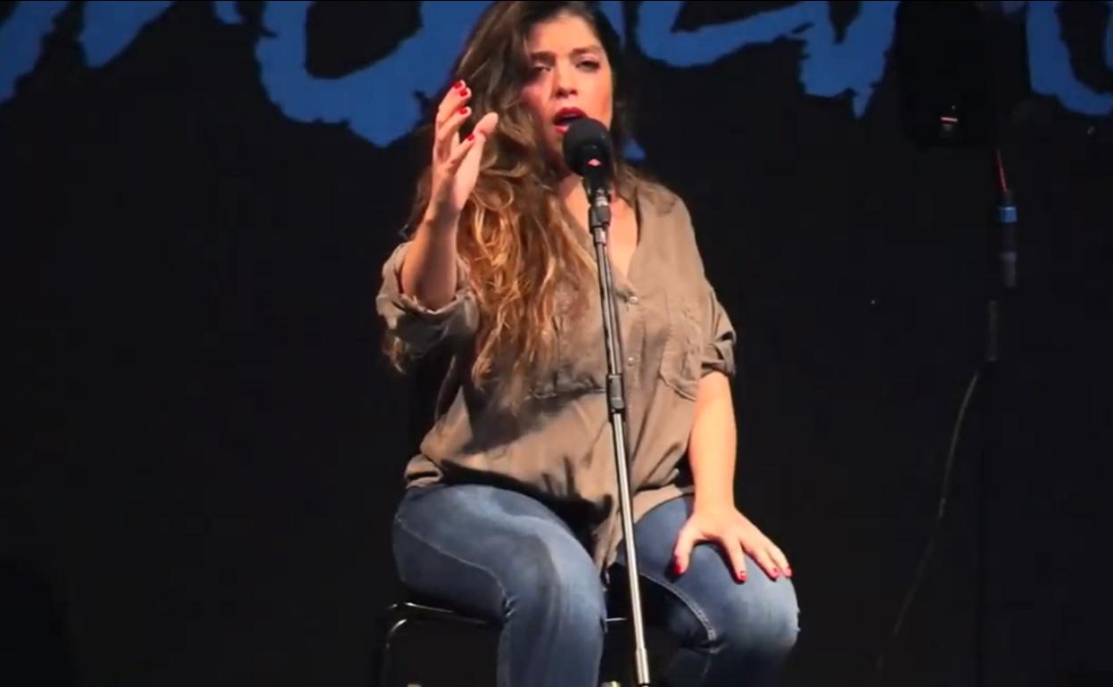 Soleá Morente canta durante el acto, que se emitió en 'streaming'.