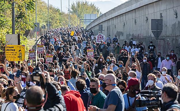 Los hosteleros, en la salida de Méndez Núñez, donde se disolvió la protesta. 