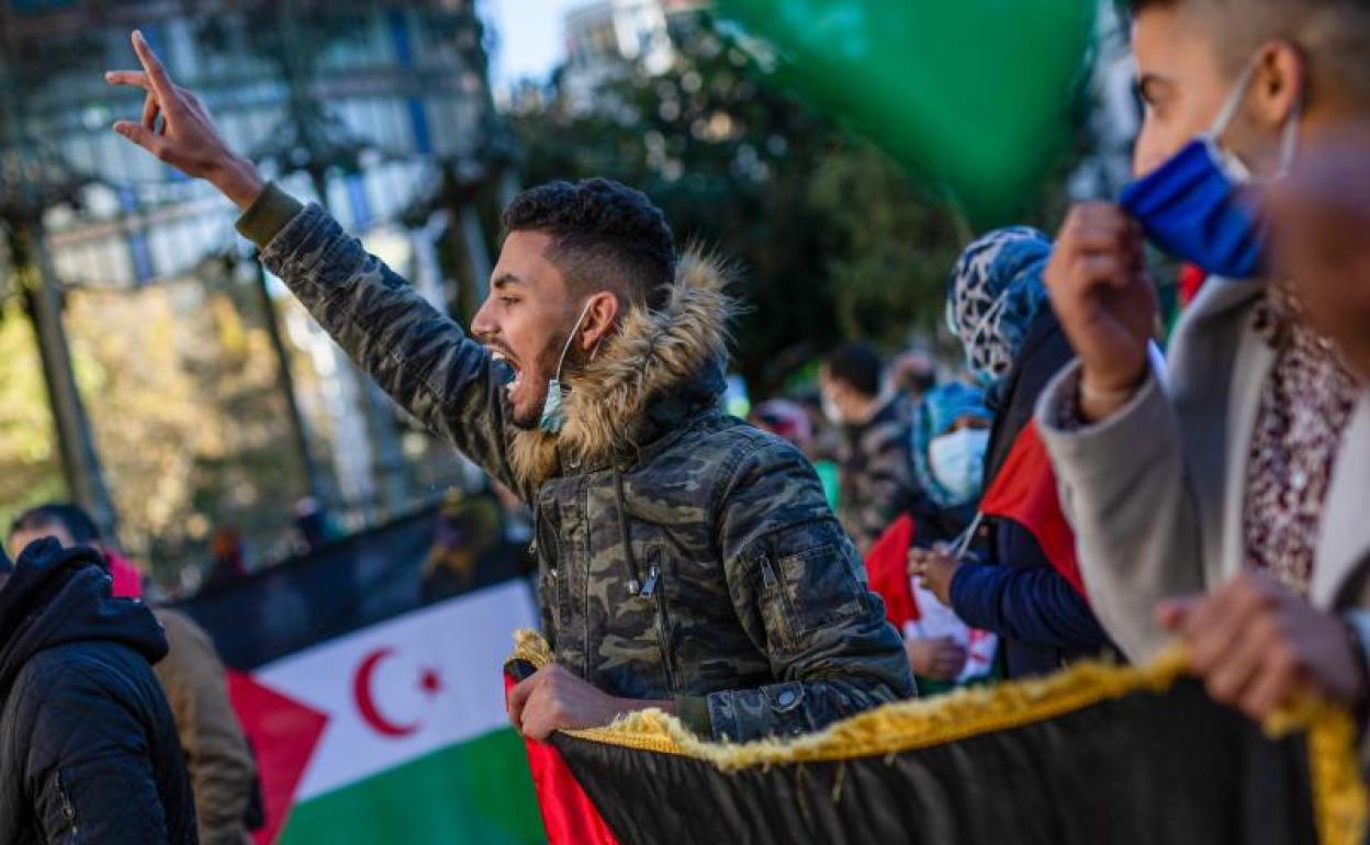 Un hombre grita consignas durante una manifestación en apoyo del Frente Polisario 